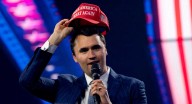 Muere Charlie Kirk, activista cercano a Trump, tras ser baleado en universidad de Utah