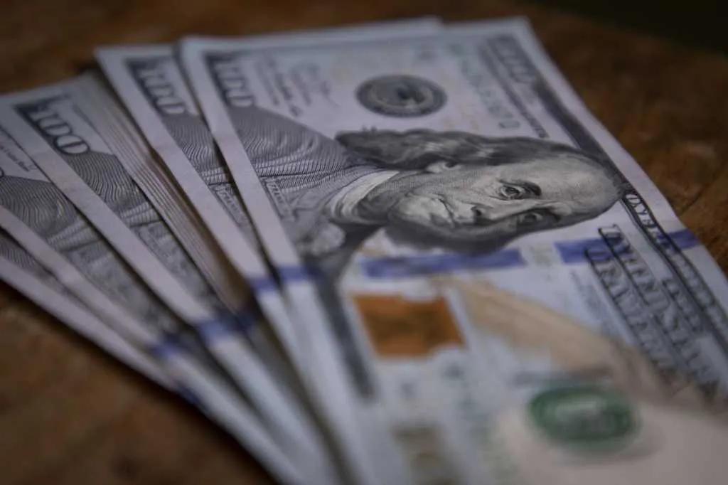 Persisten en las expectativas favorables: el dólar oficial cotizó a la baja y terminó en $1.385