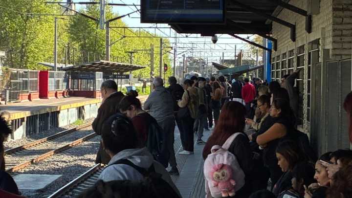 Caos en la vuelta a casa en el Tren Roca: siguen las demoras por la medida de fuerza de los 30 km/h