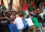 Las protestas propalestinas obligan a adelantar el final de la etapa en Bilbao, que se queda sin ganador