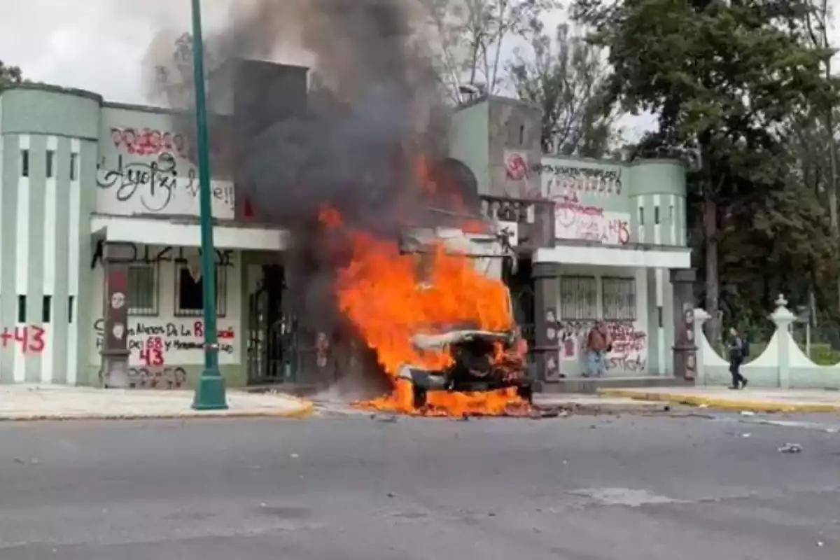 Protesta por Ayotzinapa escala en Campo Militar 1: derriban reja y queman camión