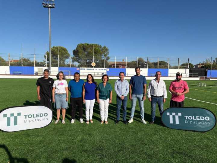 Carranque recupera su campo de fútbol con un nuevo césped financiado con 110.000 euros de la Diputación
