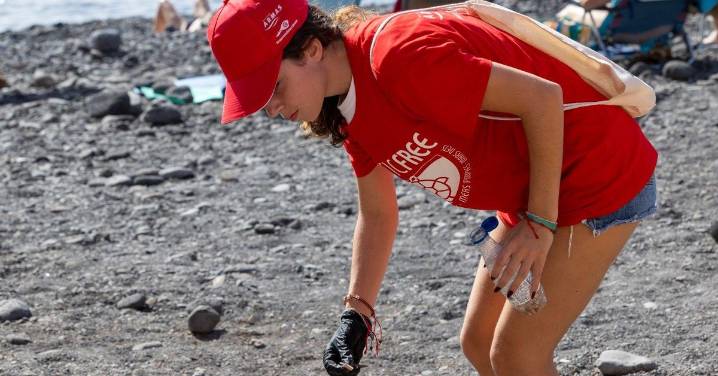 Armas Trasmediterránea y Oceánidas retiran más de una tonelada de residuos de playas en Canarias y Andalucía