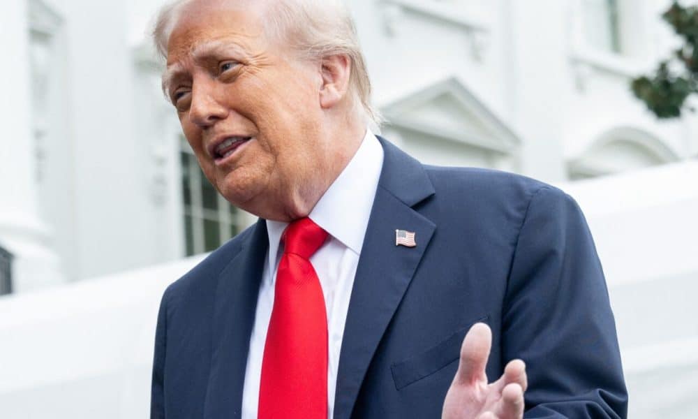 La aprobación de Donald Trump cayó a 37% entre votantes latinos