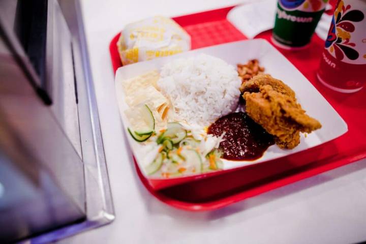 Airplane Catering Kitchens: Food Safety Behind the Scenes