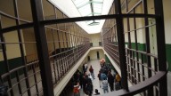 Detenido un funcionario de la cárcel de Asturias por acosar a activistas considerados ultras