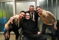 “Que Dios te bendiga”. El encuentro entre Messi y Charly García a la salida del estadio tras la goleada de la selección