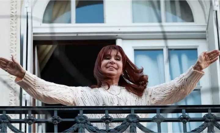 Cristina a Milei: "Los dólares que te entran por la puerta de adelante, se te van por la de atrás"
