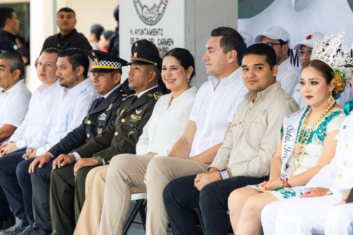 Estefanía Mercado preside el desfile del CCXV Aniversario de la Independencia de México en Playa del Carmen