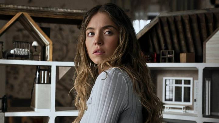 Sydney Sweeney & Amanda Seyfried Get Bloody in First Trailer for Scandalous New Thriller