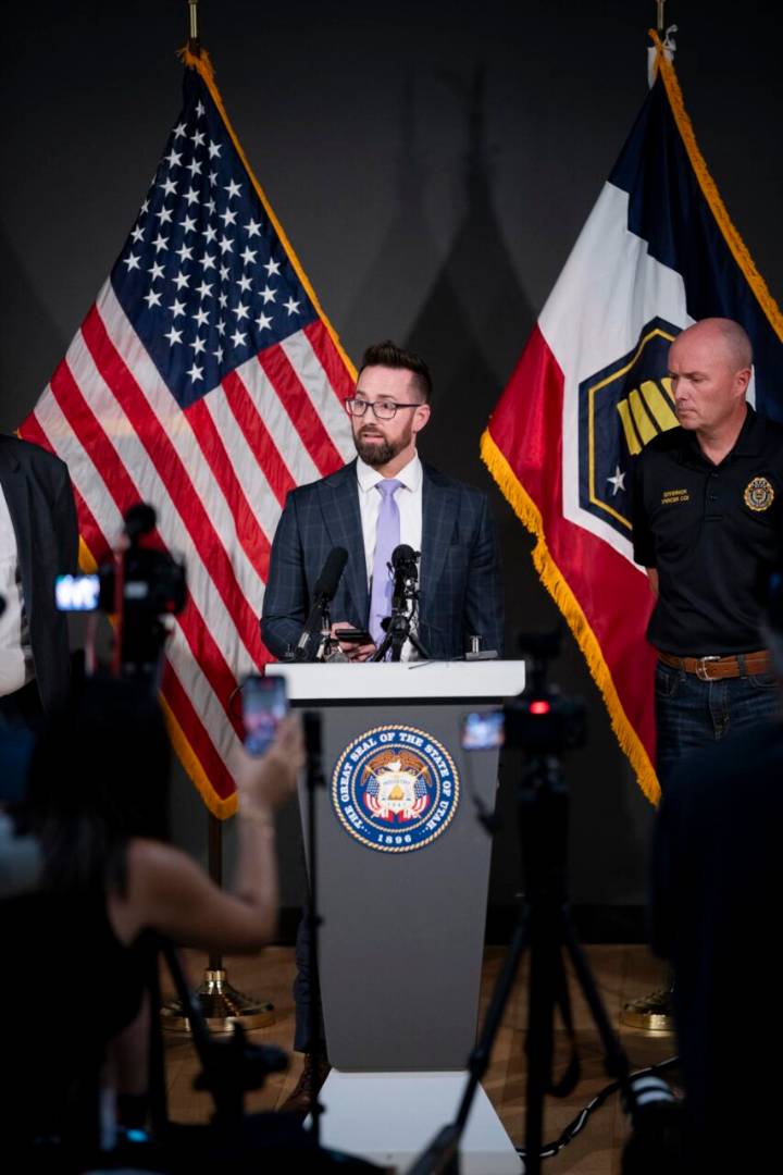 Investigadores tienen imágenes del asesino de Charlie Kirk y el rifle que posiblemente usó