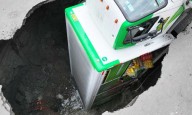 Socavón en CDMX se «traga» a camión repartidor de refrescos