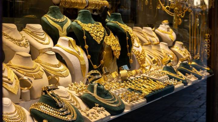 Gold shines bright, prices cross Rs 1,16,000 per 10 gm mark
