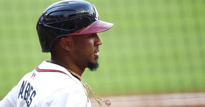 Ozzie Albies leaves game with wrist issue