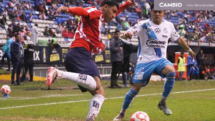 Chivas se impone 2-0 ante Club Puebla en el lodazal del Cuauhtémoc en el primer tiempo