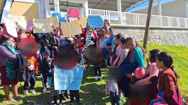 Padres de familia en Tehuipango reclaman abandono de la SEV