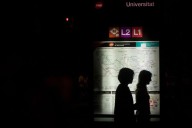 El metro de Barcelona instala carteles en los andenes para prevenir y evitar suicidios
