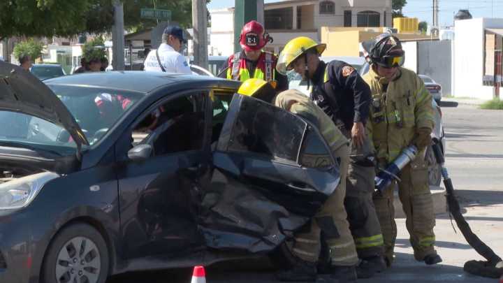Auto se Pasa el Semáforo y Provoca Carambola en Colonia San Ángel, en Hermosillo