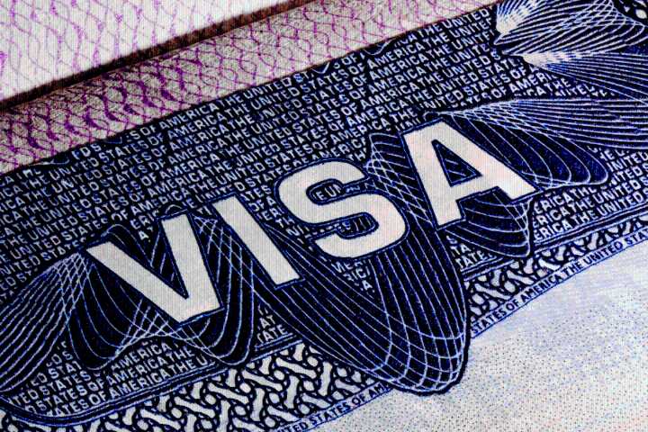 Trump planea pago obligatorio de 100 mil dólares para visas H
