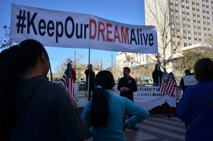 Grupos lanzan conteo de 'dreamers' detenidos por ICE pese a tener el amparo de DACA