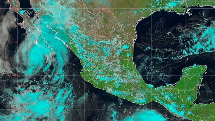 Huracán Lorena continúa intensificándose cerca de las costas de Baja California Sur