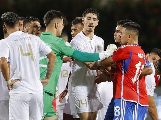 Portero de Uruguay: "Sabemos que Chile es una selección golpeada, pero tienen un buen recambio"