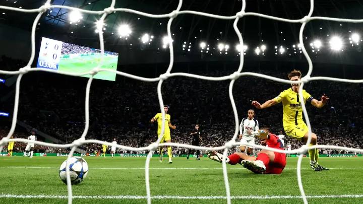 Insólito error del arquero del Villarreal en Champions League: autogol le da la vuelta al mundo; video