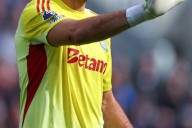 Dibu Martínez volvió al arco del Aston Villa y fue figura en el empate ante Everton