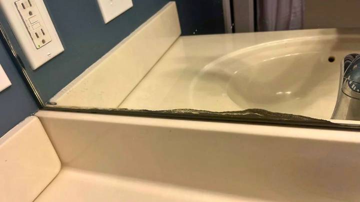 Cómo hacer para que el espejo del baño de la casa no se manche por detrás con la humedad