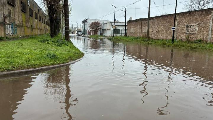 Vecinos reclaman soluciones por el anegamiento en calle 102 y 25 de Mayo