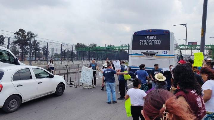 Comerciantes cierran la calzada Ignacio Zaragoza tras inundaciones en CdMx