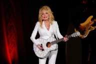 Pospone Dolly Parton residencia en Las Vegas por salud