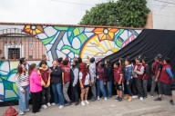 Jóvenes pintan murales para recuperar espacios públicos de la Zona Norte