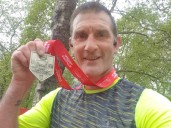 Russell Hoult, que jugó en varios equipos de la Premier, recibe cuidados paliativos en tanto sus hijos correrán media maratón para recaudar fondos