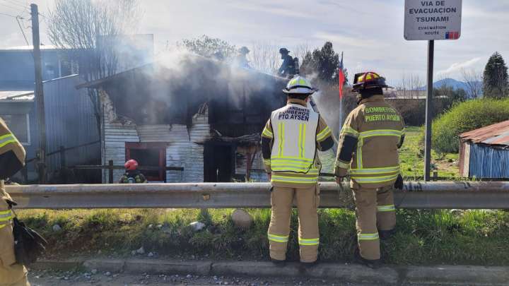 Incendio destruye vivienda en sector Aguas Muertas de Puerto Aysén