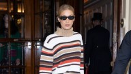 El trench coat de Mango que Bella Hadid confirma que es el más elegante para otoño 2025