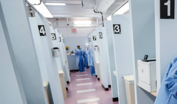 Cómo ocurren las “deportaciones médicas” de inmigrantes (podcast)