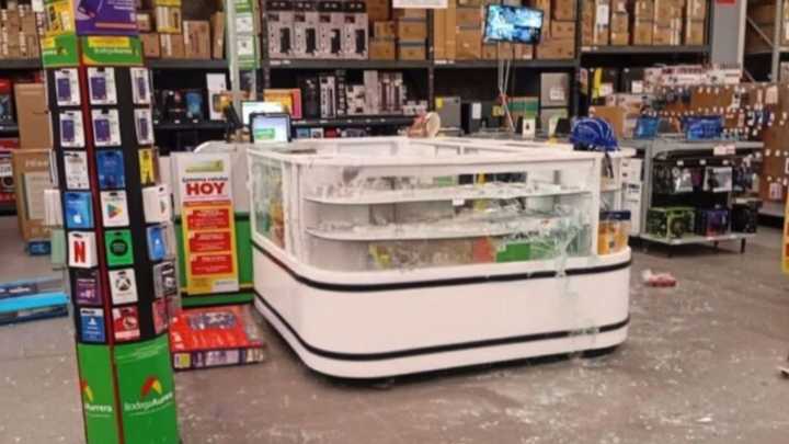 Rompen con Marros Vitrinas de Tienda en Puebla para Robar Celulares y Huyen en Motocicletas