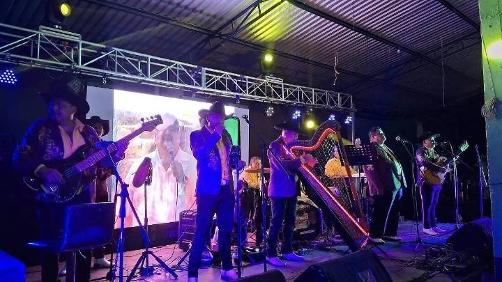 Los Hermanos Jiménez se manifiestan por cancelación de concierto en Apatzingán