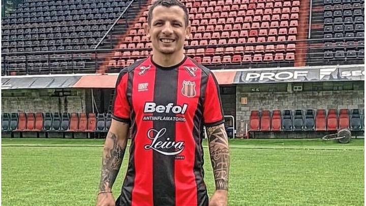 Emiliano Vecchio rescindió su contrato con Defensores de Belgrano