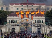 Crisis total en Nepal: prendieron fuego el Parlamento y sigue la violencia en las calles pese a la renuncia del primer ministro