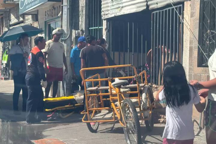 Paramédicos auxilian a hombre golpeado e inconsciente en la colonia Santa Rosalía, en Ciudad del Carmen