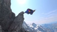 Imágenes del espectacular salto base en traje de alas a casi 350 km/h