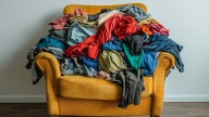 No es vagancia: qué significa que una persona acumule ropa en una silla