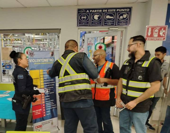 Capacitan a empleados de maquiladora sobre violencia familiar y de género
