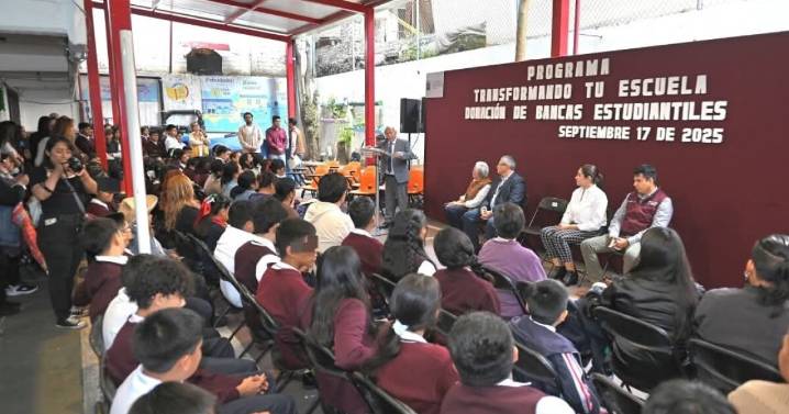 Entregan butacas estudiantiles para mejorar mejorar condiciones de las y los alumnos de Tlalnepantla