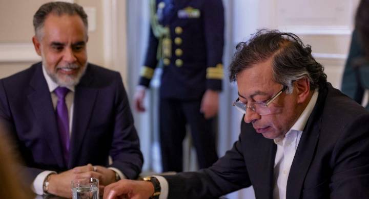 Títere sin cabeza: Gustavo Petro pidió la renuncia de tres ministros tras el triunfo de Carlos Camargo