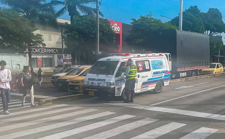 Ambulancia inmovilizada en Cali por transportar ilegalmente pasajeros en pleno Día sin carro y sin moto