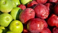 Alimentos parecidos: cuál es la diferencia entre la manzana roja y la verde