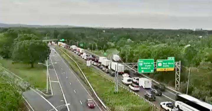 Crash on Staten Island Expressway: Thursday morning traffic backed up to bridges